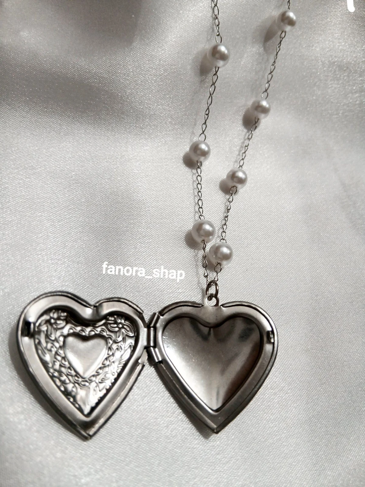 لاکت لانا با زنجیر مرواریدی